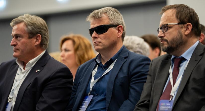 "Őszesbarna haja van, arckifejezése nyugodt és magabiztos" – rendhagyó posztot tett közzé Kátai-Németh Vilmos