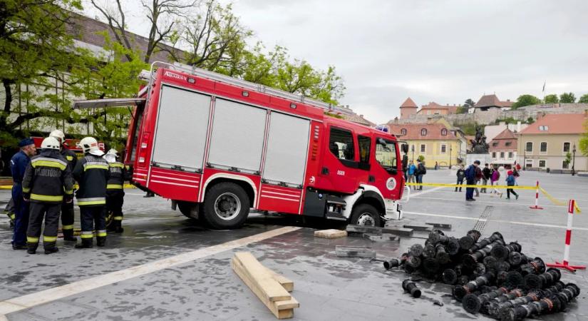 Aki látta, nem felejti: így szakadt be a Dobó tér a szirénázó tűzoltóautó alatt – videóval