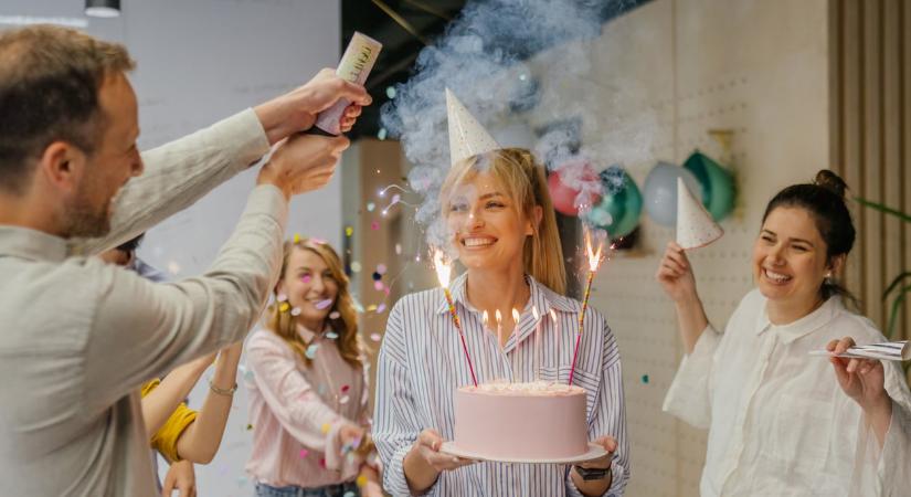 Olyan emberekre költök, akikkel maximum köszönőviszonyban vagyok – Mit tegyek, ha nem akarok több pénzt adni a kollégák ajándékaira?