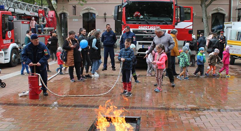 Benépesül Békéscsaba főtere: látványos rendőr- és tűzoltónap jön