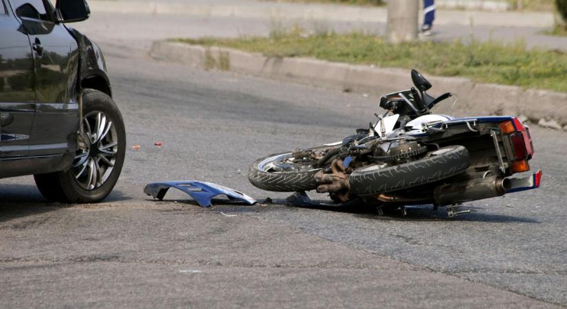 Autóval ütközött egy motoros Kecskeméten, súlyos sérülésekkel szállították kórházba