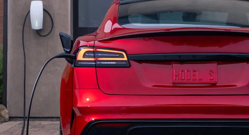 200 milliót bukott egy szoftverfrissítésen a Tesla