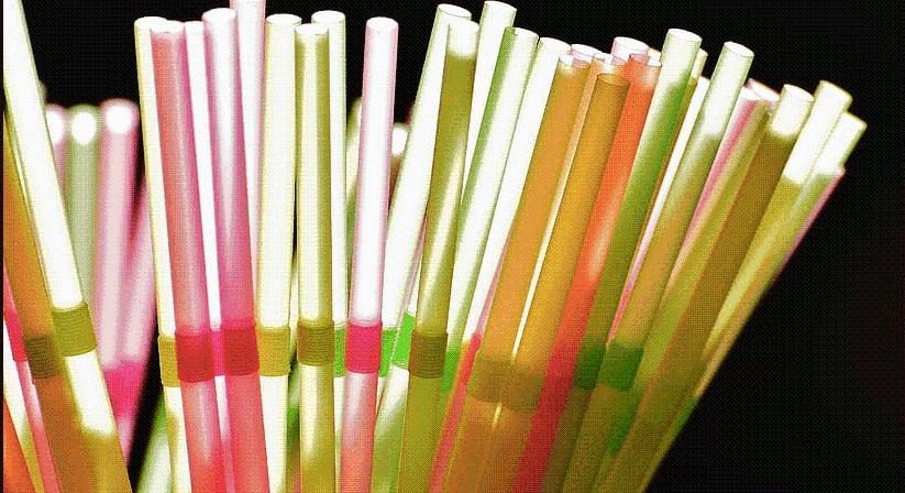 Csínynek indult, börtön lehet a vége: két évre is bezárhatják Szingapúrban a francia fiatalt, aki megnyalt egy szívószálat