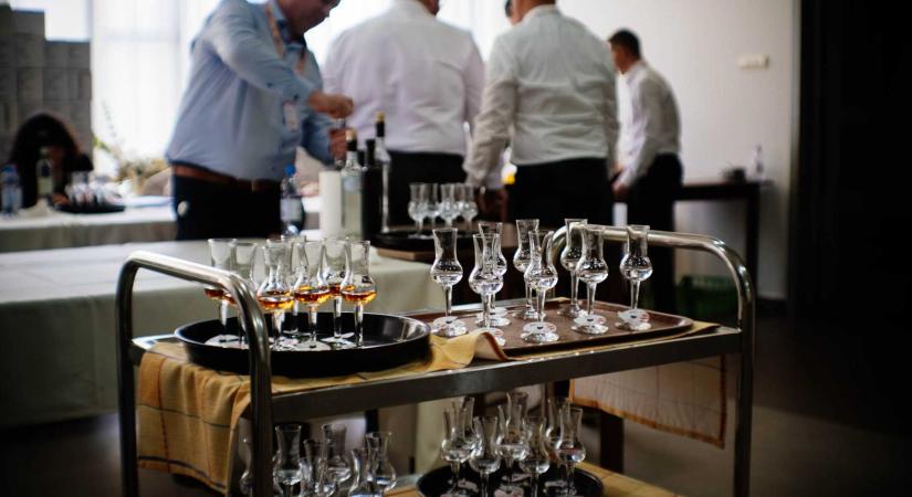 Ákovita: elbírálták a pálinkákat, a sajtó is választott kedvenc párlatot