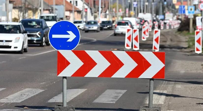 Útépítés és csőtörés egyszerre: változik a közlekedés a 25-ös főút érintett szakaszán