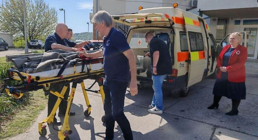 Megható gesztus: mentőautót kapott ajándékba a baranyai segélyszervezet