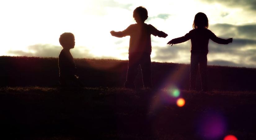 Másfél éve nem jár iskolába három kiskorú testvér, de nem emeli ki őket az állam, mert nincs hely számukra – Péter, Anna és Gergely története