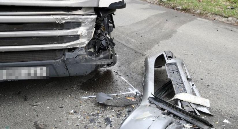 Két kamion ütközött a 6-oson – félpályán halad a forgalom