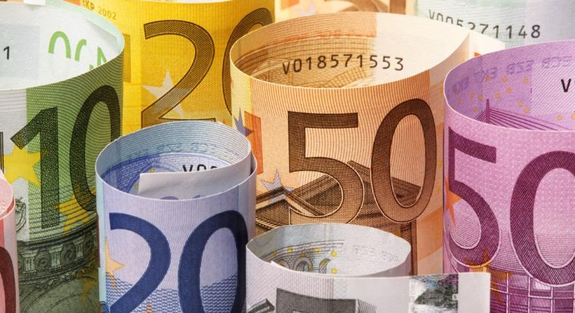 Olyan erős a forint, hogy sokan most zsákolnak be euróból – Erre figyeljünk a váltáskor, így érhetjük el a legjobb árfolyamot