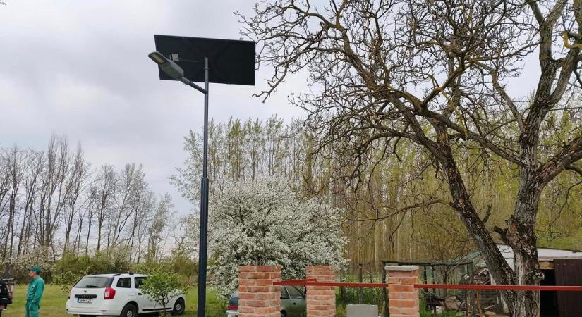 Napelemes lámpák hozzák el a biztonságot Tiszakürt külterületére