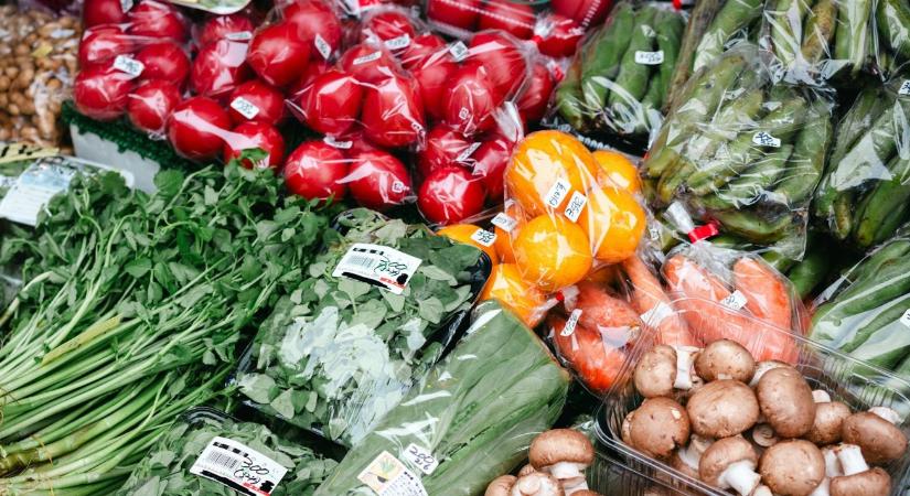 Csillagászati ára lesz a hagyományos műanyag tálcáknak és zacskóknak