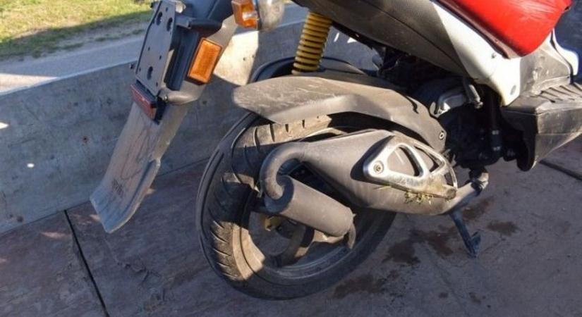 Kicsúszott egy kanyarban és az árokba borult – súlyosan megsérült egy robogós