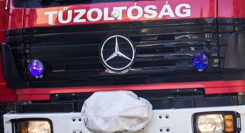 Négy település tűzoltói mentettek egy árokba hajtott autó miatt