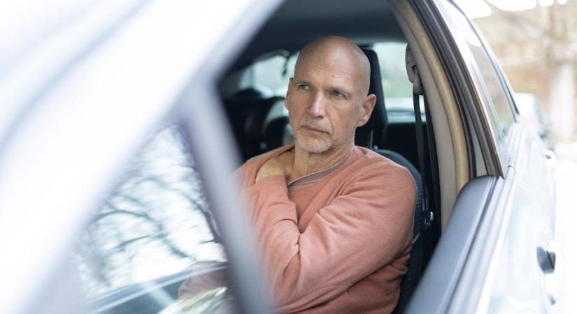 Benne van a KRESZ-ben: így bukhatod el a jogosítványt – érdemes odafigyelni, ha beáll a nyak és el-elzsibbad a kéz