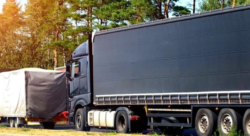 Két kamion ütközött a 6-os főúton