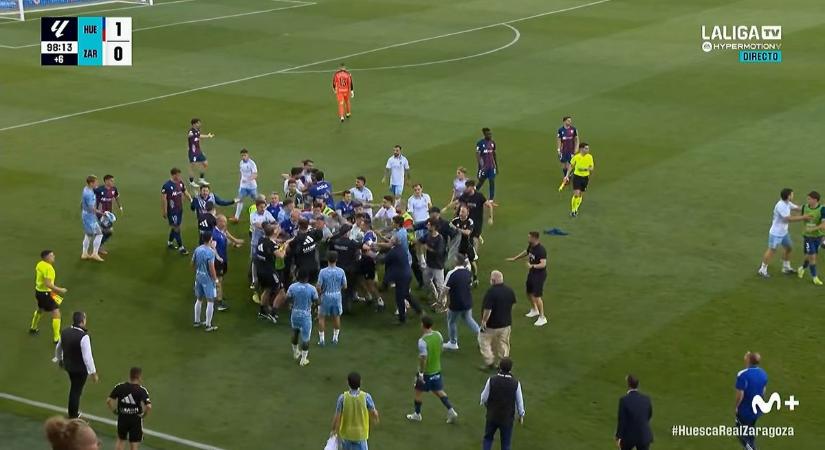 Brutális tömegverekedés: elszabadult a pokol a pályán egy őrült miatt (VIDEÓ)