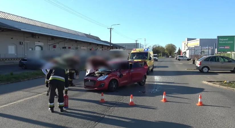 Figyelmetlenség miatt okozott hajmeresztő balesetet - videóra vették az ütközést