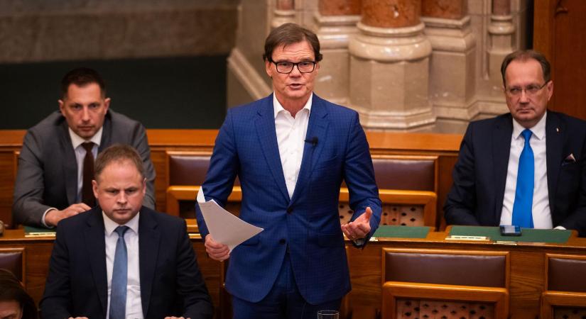 Hadházy Ákos újra feljelentette Bánki Eriket a a pécsi Volvo-ügy miatt