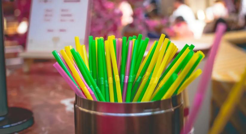 Megnyalt egy szívószálat, börtön lehet a vége