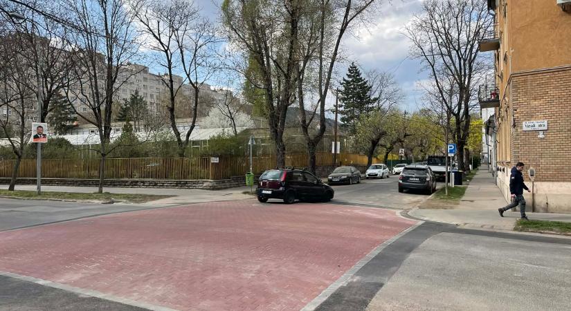Régóta várt forgalomcsillapítási fejlesztés valósult meg a Hunor-Váradi utcánál