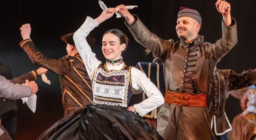 Megelevenedtek Székesfehérvár szobrai – látványos gálaműsor a Tánc Világnapján (Galéria)