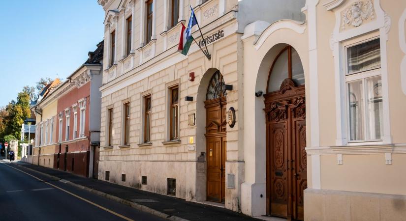 Sokkoló éjszaka a zalai városban - sorra törte be az autók szélvédőit egy férfi