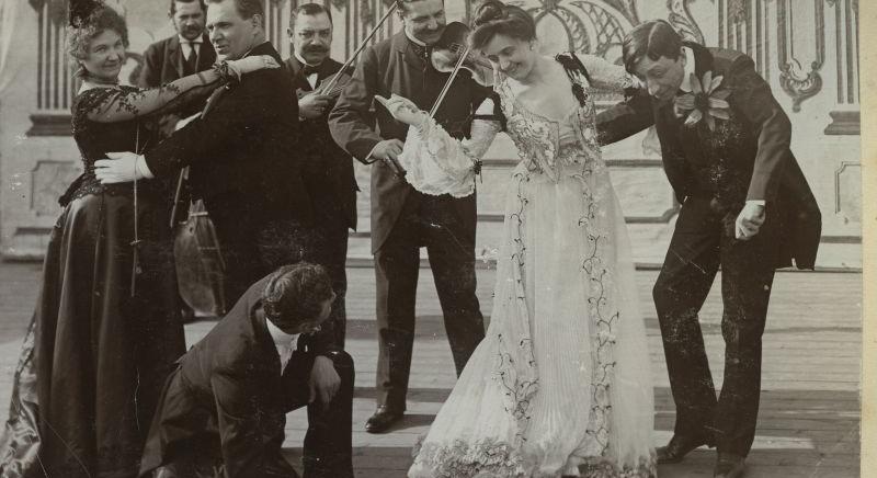 Mozi a lóversenypályán, az uszodában és a Balatonon – így csinálnak egy napból egy hetet