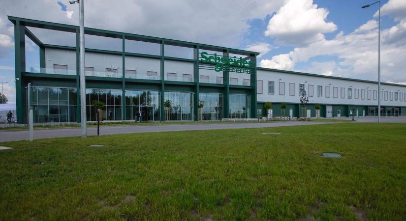 Összeesett egy férfi a dunavecsei üzemnél, a hős kollégái mentették meg az életét