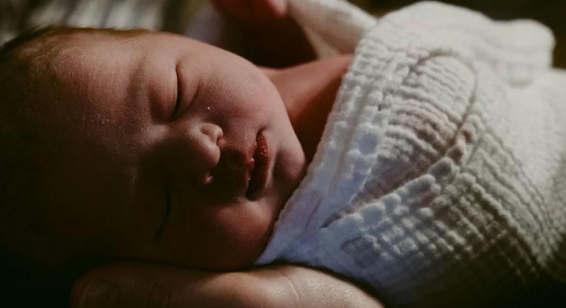 Sokkoló jelenetek a fedélzeten: baba született a repülőn