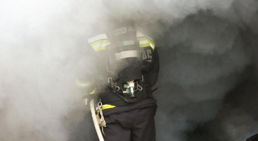 Erkélyen át mentettek ki egy embert a füsttel teli házból Balatonfüreden