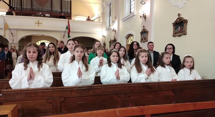 Fehér ruhában, nagy lépéssel a hit útján – elsőáldozók ünnepe