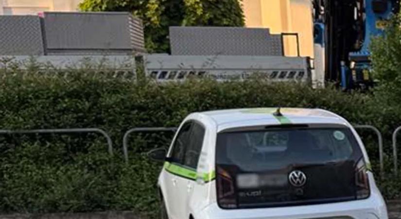 Rettentően béna parkolás miatt bénult meg Zugló közlekedése – fotók