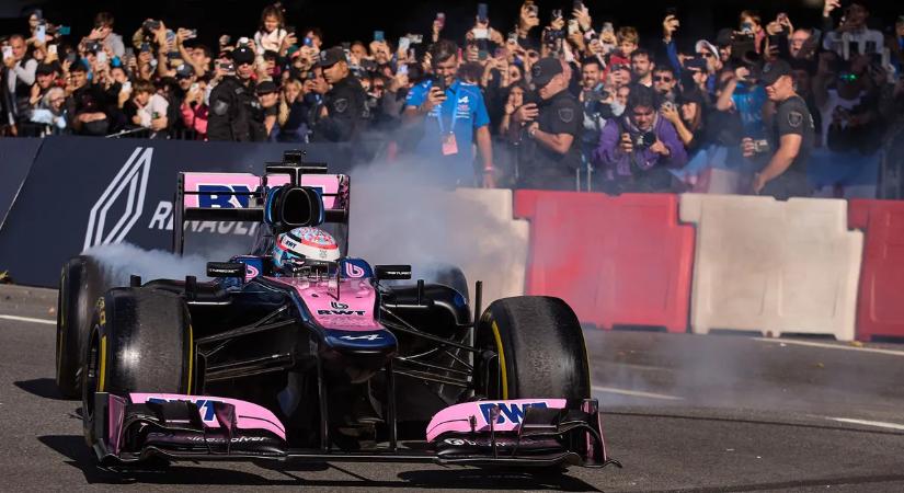 Felfoghatatlan: hatszázezer ember gyűlt össze a Forma–1-es sztárért – videó