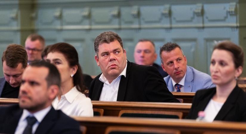 A győri médiaügynökség tulajdonosa beszólt a helyi fideszes képviselőknek: „Ne takarózzanak a plakátunkkal, inkább nézzenek Önök is tükörbe!”
