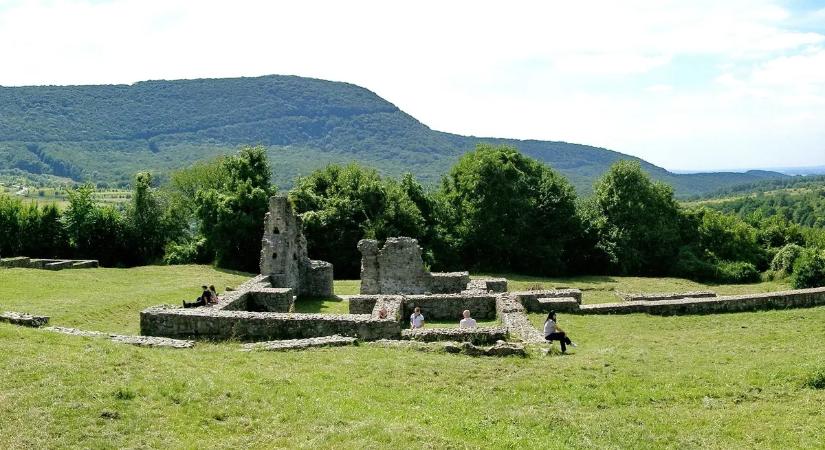 Bakancslistás túra: különleges barlangok és pálos falak a híres sorozat helyszínén, Pilisszentléleken
