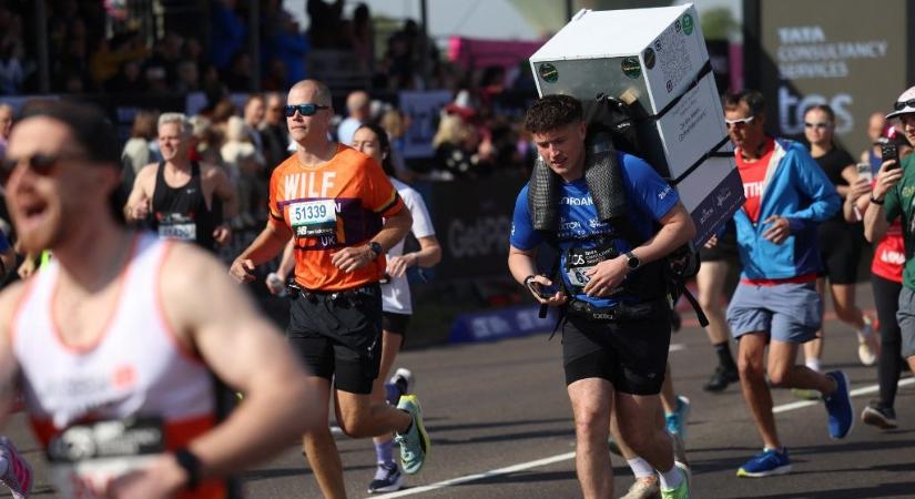 Egy hűtőszekrénnyel a hátán futotta le a londoni maratont
