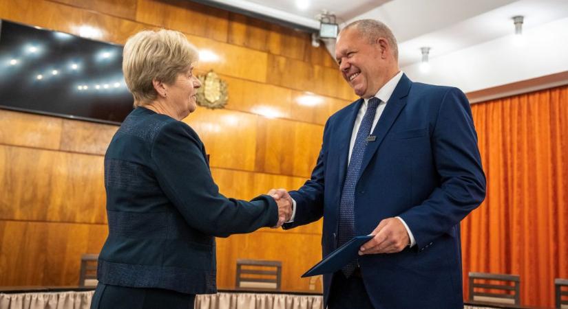 Átvette megbízólevelét Cseh Tamás