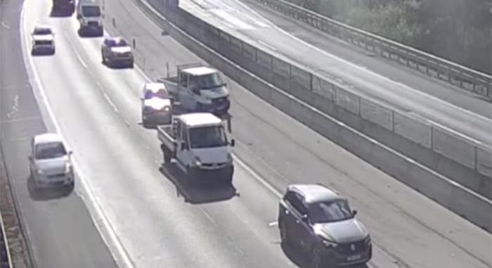 Úgy mennek, mint a vakok – videón az M3-ason történt érthetetlen baleset
