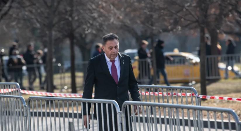 „Viszlát, képviselői iroda” – melankolikus zenére búcsúzik jászberényi irodájától Pócs János