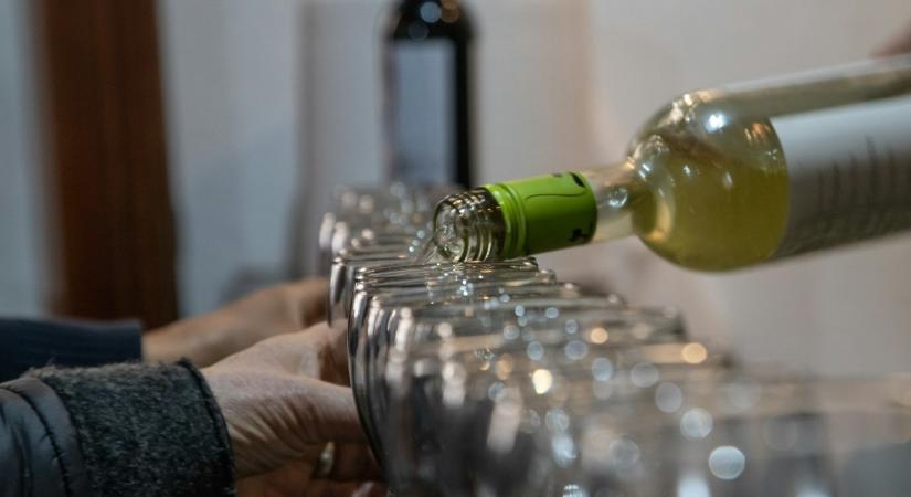 Nem zavarta a Trump-merényletkísérlet után kialakult káosz, nyugodtan lopkodta a borokat az asztalokról – videó