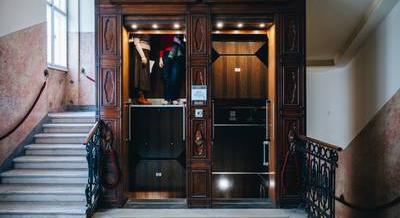 Működő páternoszter és 100 éves berendezések – A BKV-székházban jártunk