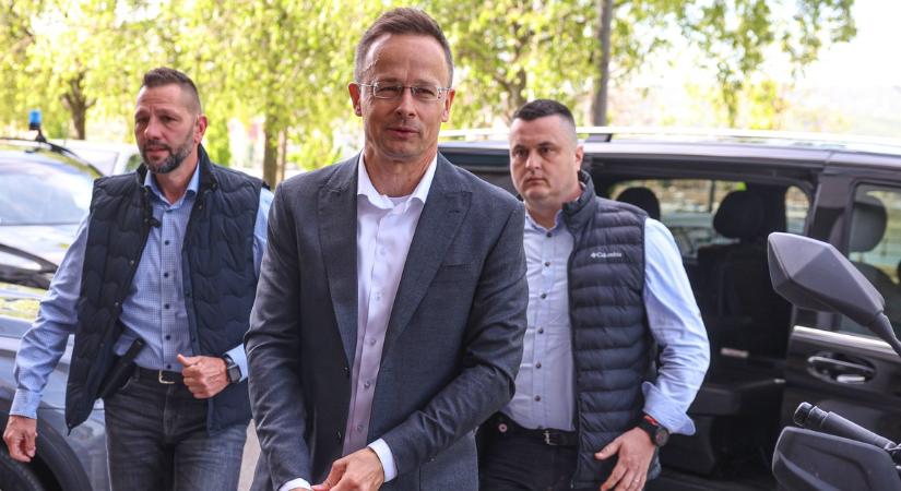 Megérkeztek a Fidesz politikusai, hamarosan döntenek a frakció tagjairól - fotók