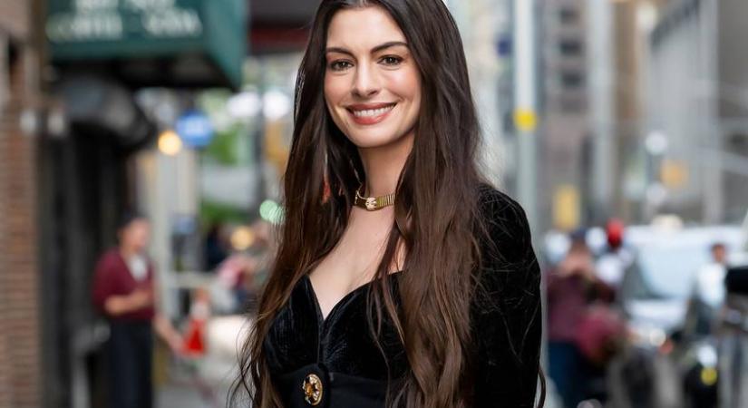 A hét szettje: Anne Hathaway kis fekete ruhája minden elegáns nő álma idén tavasszal