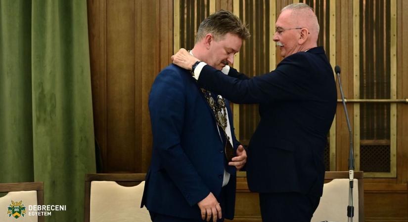 Új korszak kezdődik a Debreceni Egyetem életében, átadta utódjának a rektori láncot Szilvássy Zoltán
