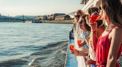 Élmények a fedélzeten – Buborékos italok, mesés panoráma és kirándulás a Dunakanyar legszebb helyeire