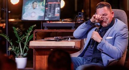 BREAKING: Ákos sír