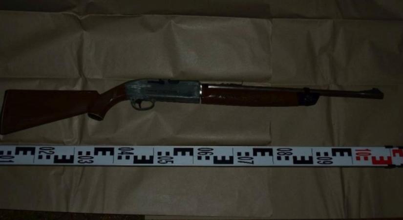 Légpuskával fenyegette a focizó gyerekek egy férfi Debrecenben