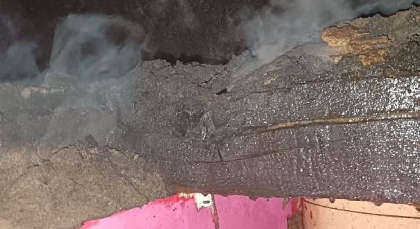 Kéménybe épített gerenda kapott lángra a családi házban