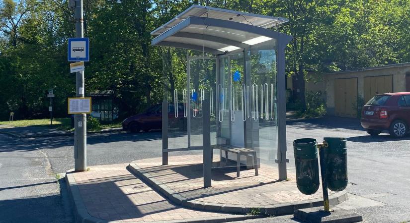 Napelemes, fűtött buszmegálló épült Balatonfűzfőn – nem fogsz hinni a szemednek képek, videó