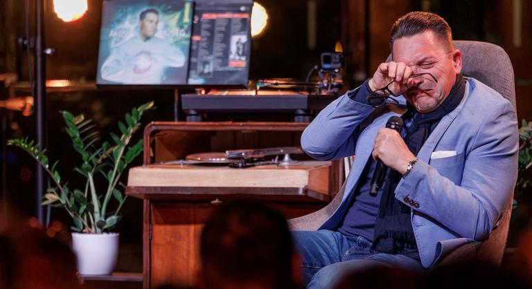 Ezért sír Ákos a fényképen, ezt maga az énekes árulta el